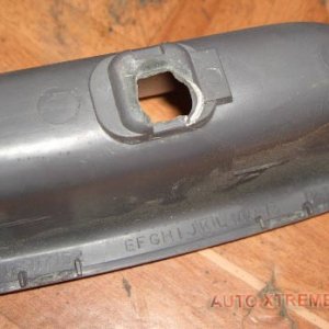 Дверная обшивка. Лопнувшее крепление ручки.